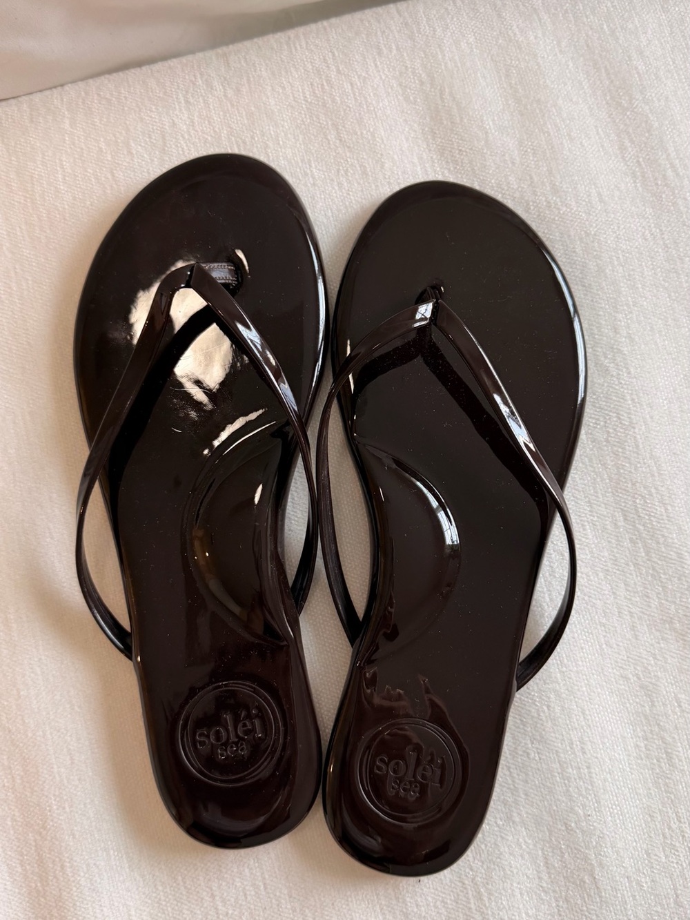 Solei Sea Women's Black Glossy Jelly Sandals
